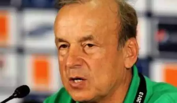 Super Eagles Coach, Rohr Allegedly Exchanges Words with Victor Moses
